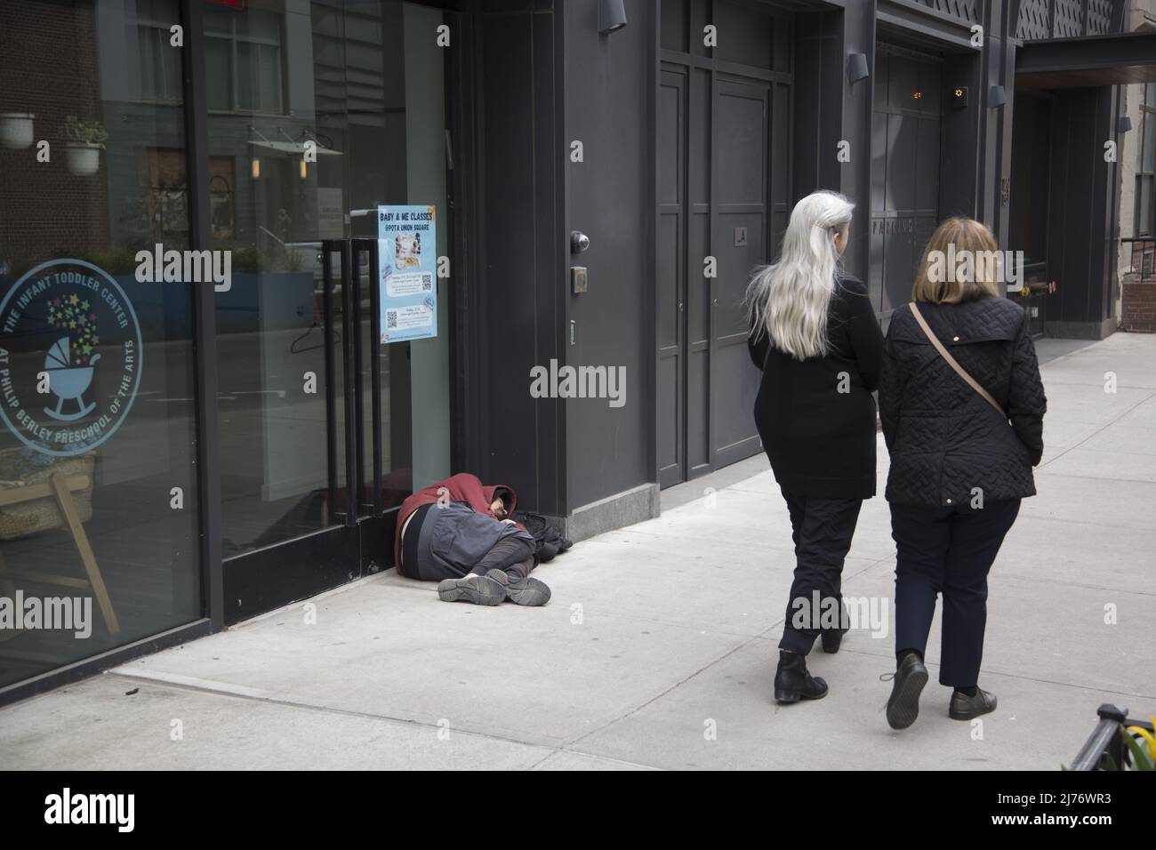 Die Bewohner von Manhattan teilen sich den Bürgersteig mit den Obdachlosen in fast allen Vierteln, was ein Problem aller großen Städte in den USA ist. Stockfoto