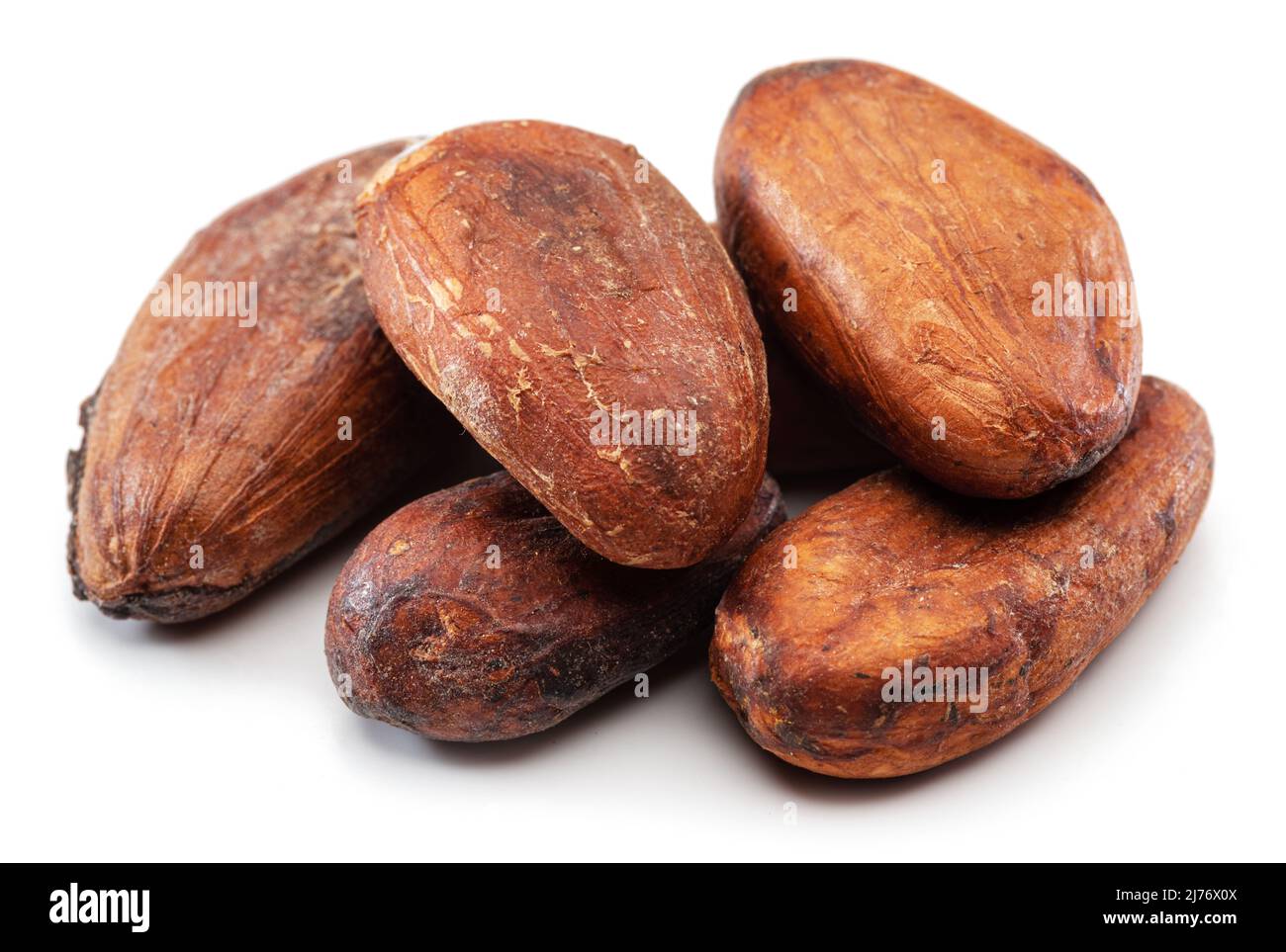 Kakaobohnen Nahaufnahme auf weißem Hintergrund. Stockfoto
