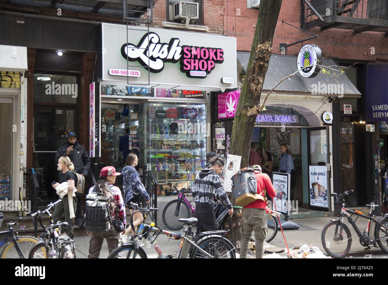 Menschen auf der MacDougal Street in Greenwich Village vor dem üppigen Smoke Shop, New York City. Stockfoto