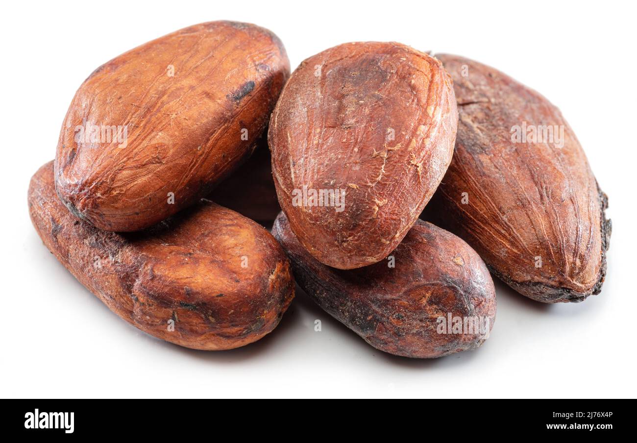 Kakaobohnen Nahaufnahme auf weißem Hintergrund. Stockfoto