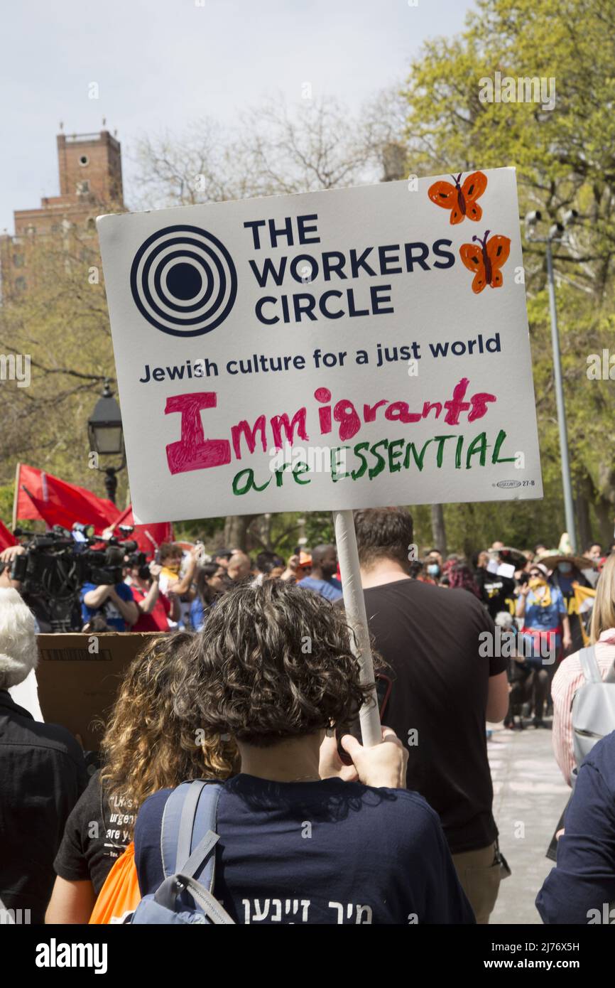 Jährliche 1. Mai-Demonstration und demonstration in New York City, die Gewerkschaften, Arbeiter und verschiedene soziale und politische Fragen vertritt, die den Menschen der Arbeiterklasse betreffen. Stockfoto