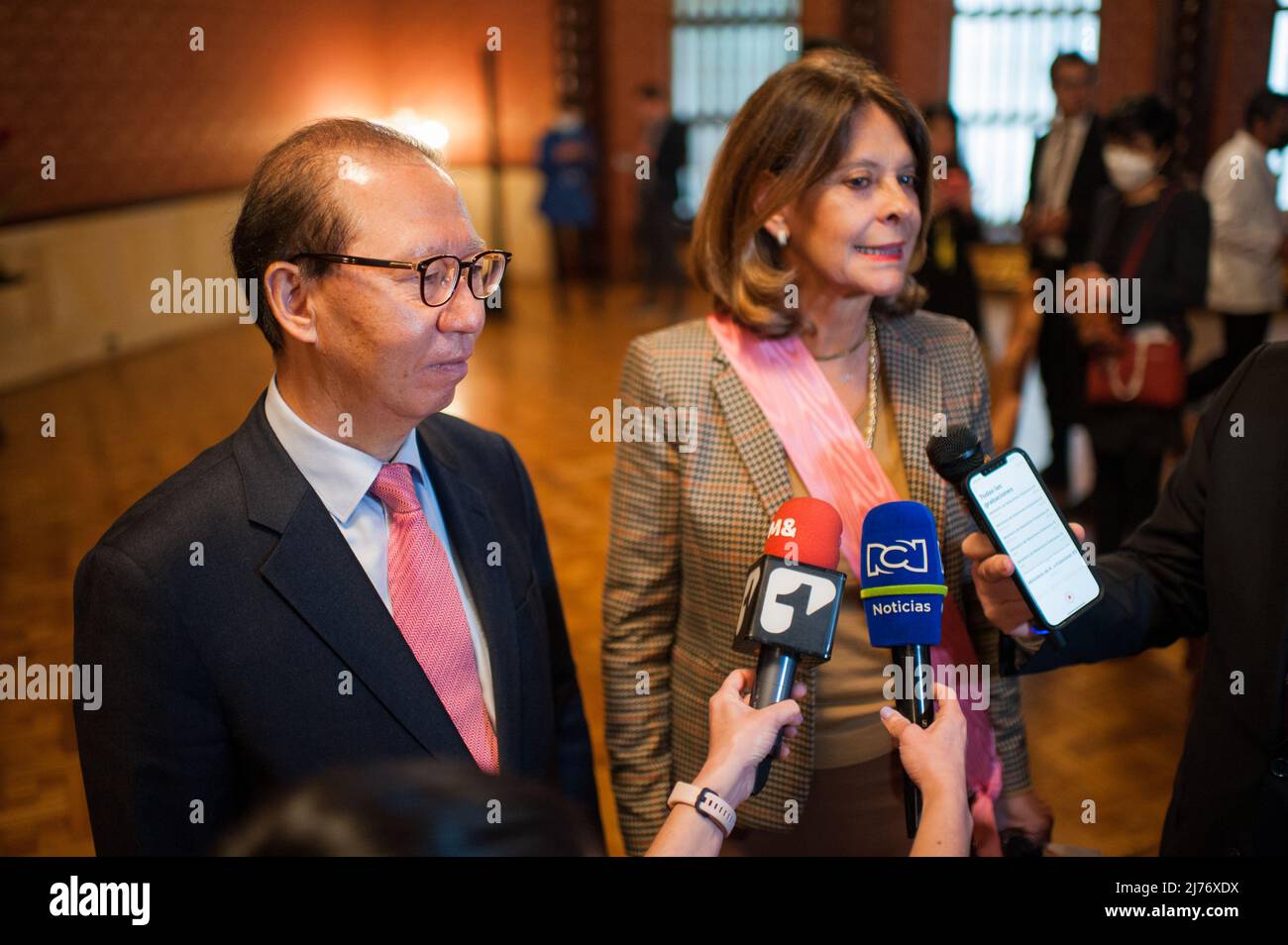 Bogota, Kolumbien am 6. Mai 2022. Die südkoreanische Botschafterin Choo Jong-youn (L) und die kolumbianische Ministerin für auswärtige Angelegenheiten und Vizepräsidentin Martha Lucia Ramirez sprechen während der Veranstaltung vor der kolumbianischen Außenministerin mit den Medien, um die 60 Jahre der diplomatischen Beziehungen zwischen Kolumbien und Südkorea mit einer neuen Briefmarke zu feiern Am 6. Mai 2022 in Bogota, Kolumbien. Foto: Sebastian Barros/Long Visual Press Kredit: Long Visual Press/Alamy Live News Stockfoto