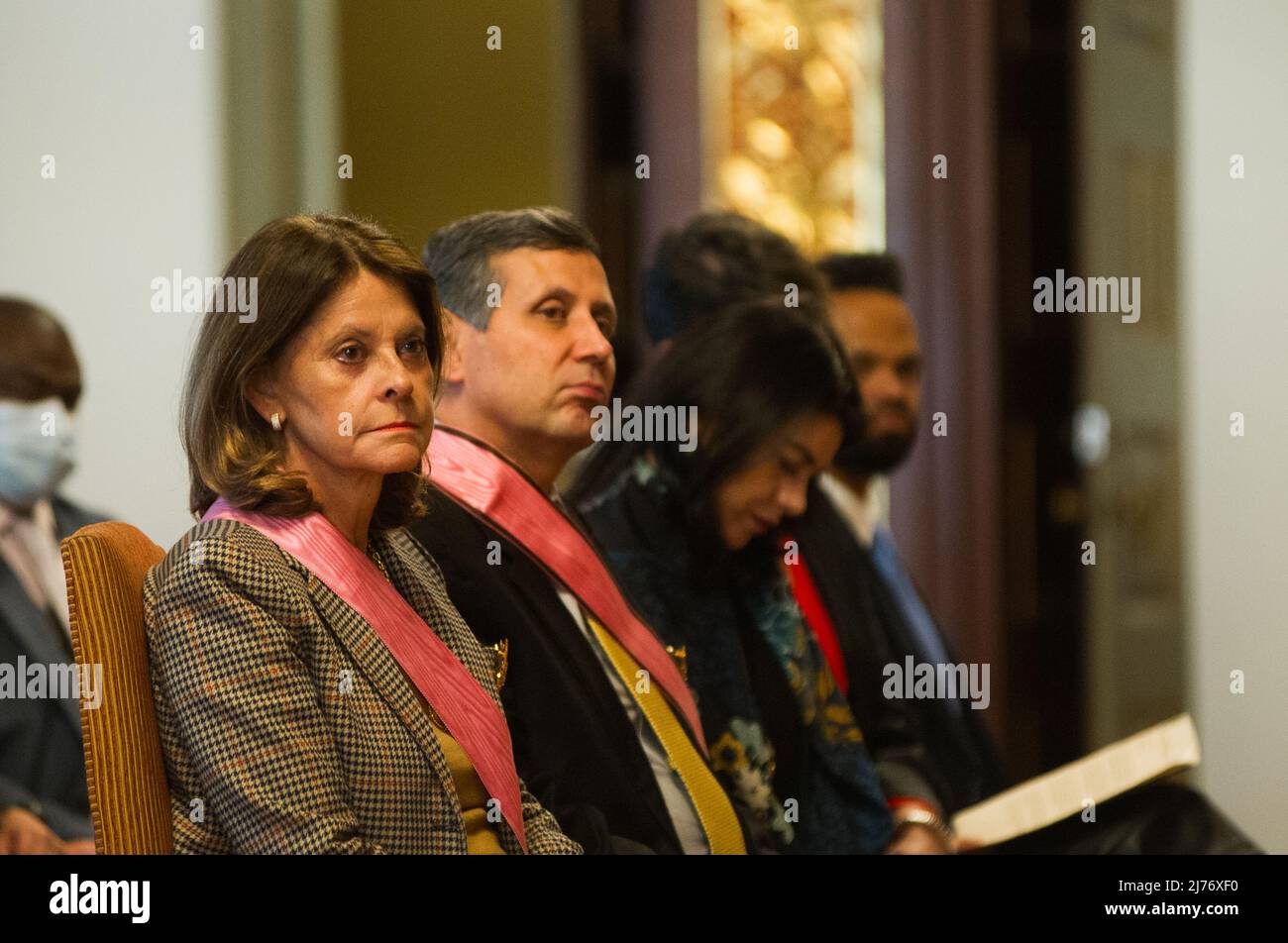 Bogota, Kolumbien am 6. Mai 2022. Die kolumbianische Ministerin für auswärtige Angelegenheiten und Vizepräsidentin Martha Lucia Ramirez (L) die kolumbianische Ministerin für auswärtige Angelegenheiten und Vizeminister Francisco Echeverri (R)während der Veranstaltung beim kolumbianischen Außenminister anlässlich der 60-jährigen diplomatischen Beziehungen zwischen Kolumbien und Südkorea, die in Bogota mit einer neuen Briefmarke gefeiert wurde, Kolumbien am 6. Mai 2022. Foto: Sebastian Barros/Long Visual Press Kredit: Long Visual Press/Alamy Live News Stockfoto