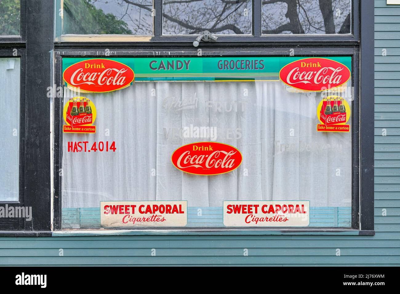 Alte Coca Cola Schaufensterdekors Stockfoto