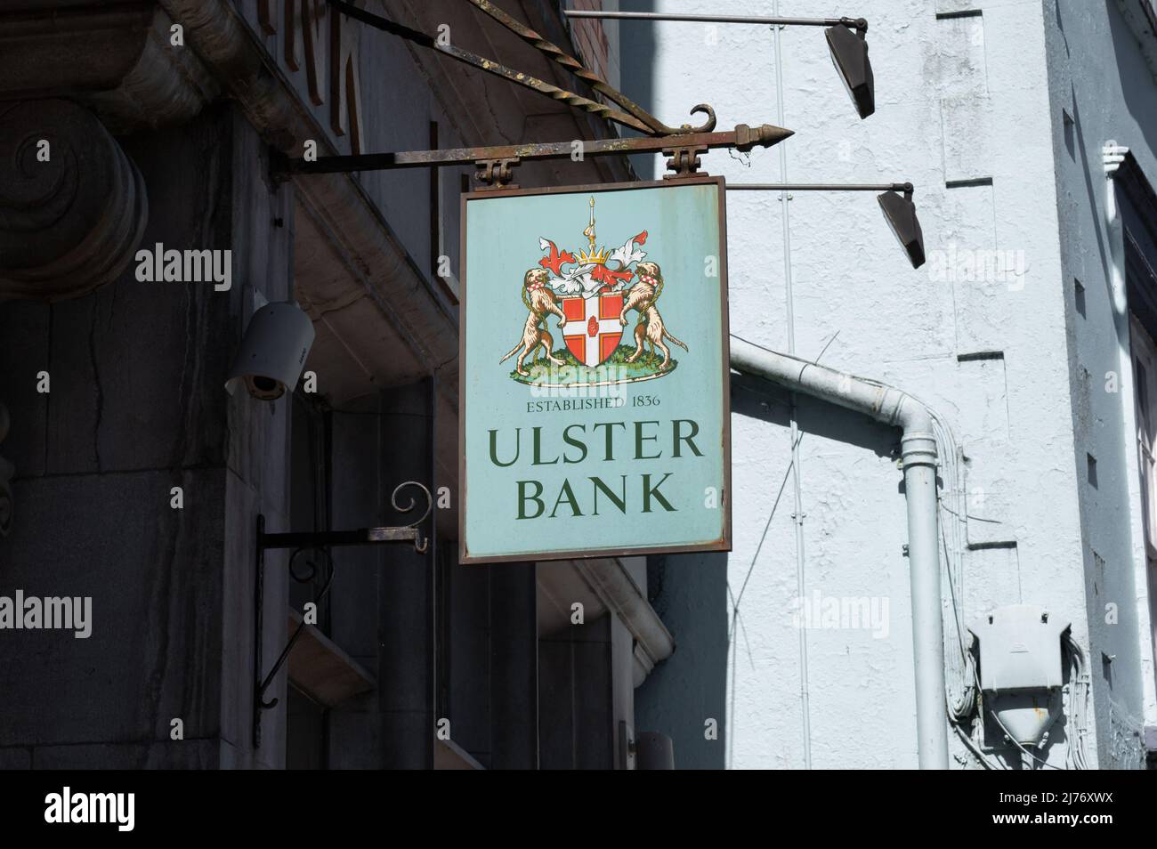 Kilkenny, Irland - 20. April 2022: Das Schild für die Ulster Bank in Kilkenny, Irland. Stockfoto