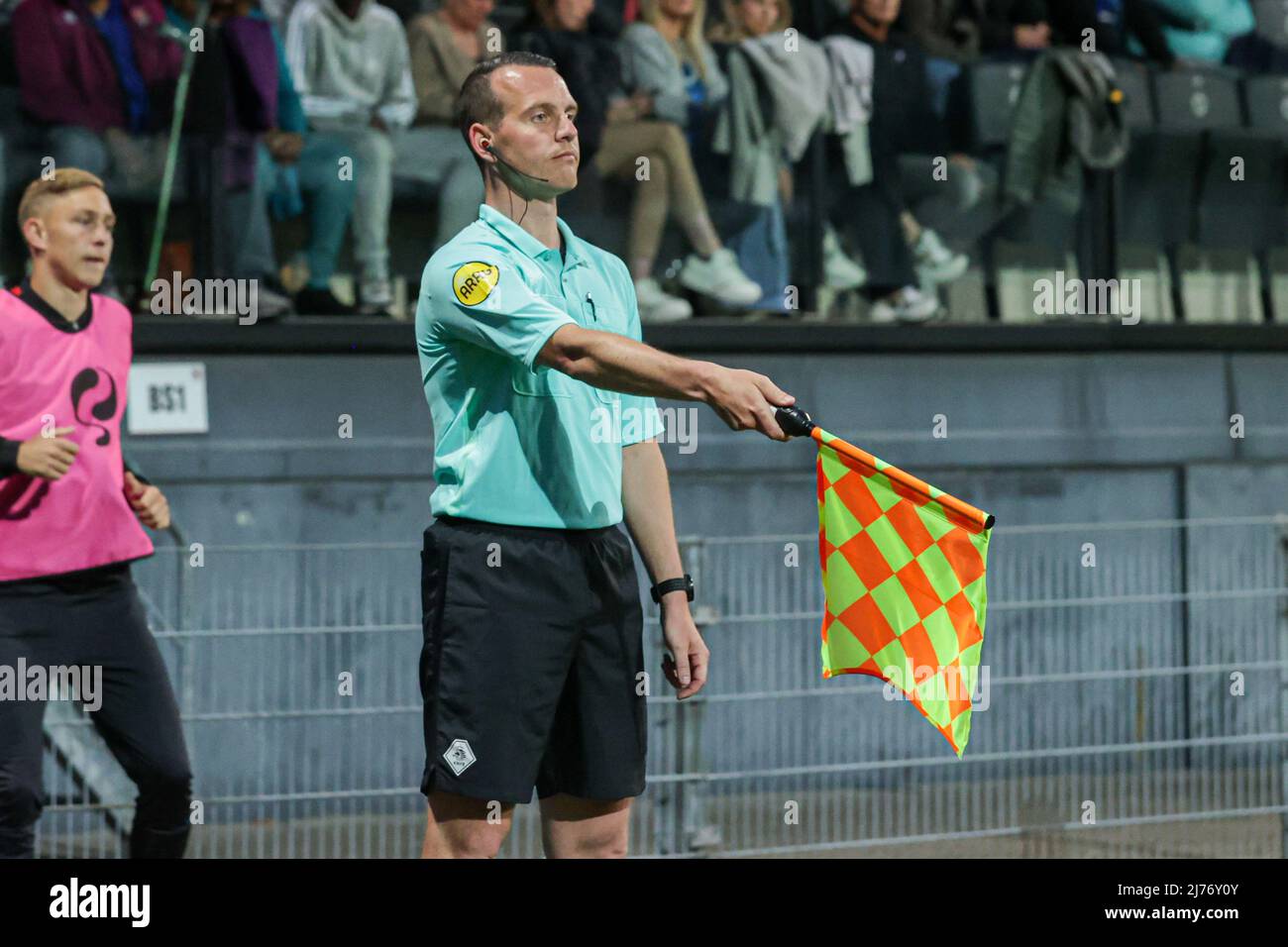 ROTTERDAM, NIEDERLANDE - 6. MAI: Schiedsrichter-Assistent Yorick Weterings während des niederländischen Keukenkampioendivisie-Spiels zwischen Excelsior Rotterdam und NAC Breda im Stadion Woudehein am 6. Mai 2022 in Rotterdam, Niederlande (Foto: Herman Dingler/Orange Picters) Stockfoto