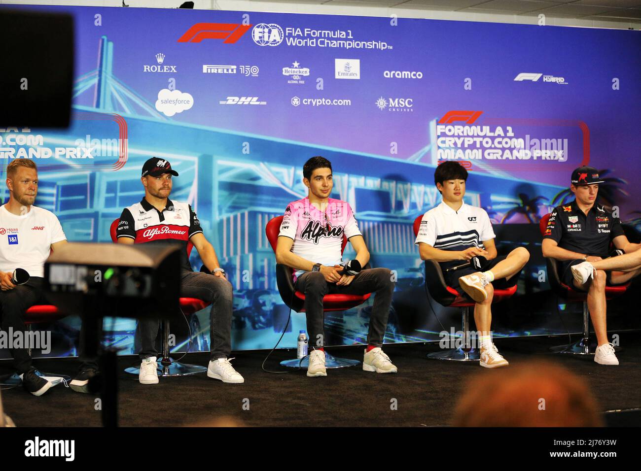 (L bis R): Kevin Magnussen (DEN) Haas F1 Team; Valtteri Bottas (FIN) Alfa Romeo F1 Team; Esteban Ocon (FRA) Alpine F1 Team; Yuki Tsunoda (JPN) AlphaTauri; und Max Verstappen (NLD) Red Bull Racing, Portrait in der FIA Pressekonferenz während des Formel 1 Crypto.com Miami Grand Prix 2022, 5. Runde der FIA Formel-1-Weltmeisterschaft 2022, auf dem Miami International Autodrome, vom 6. Bis 8. Mai 2022 in Miami Gardens, Florida, USA - Foto: Dppi/DPPI/LiveMedia Stockfoto