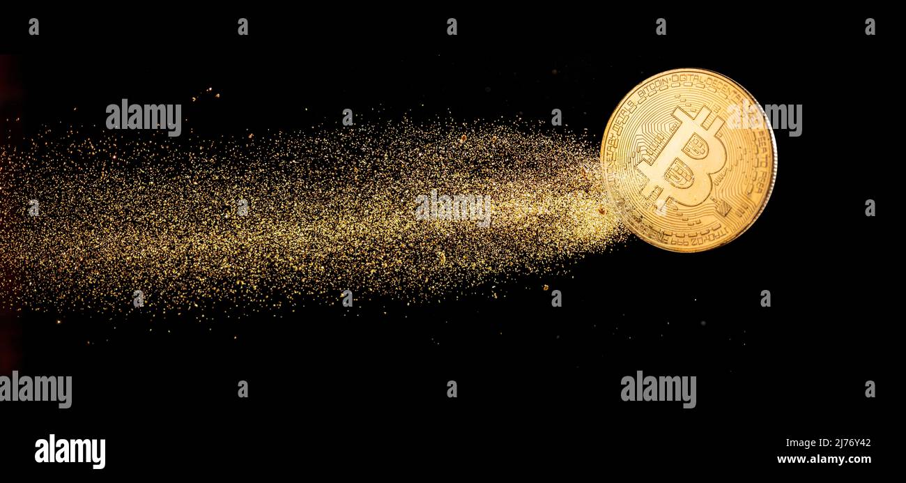 Gold Bitcoin mit sichtbarem Gold glänzenden Kometenschweif auf dem dunklen Hintergrund. Konzeptuelles Bild des digitalen Geldes. Stockfoto