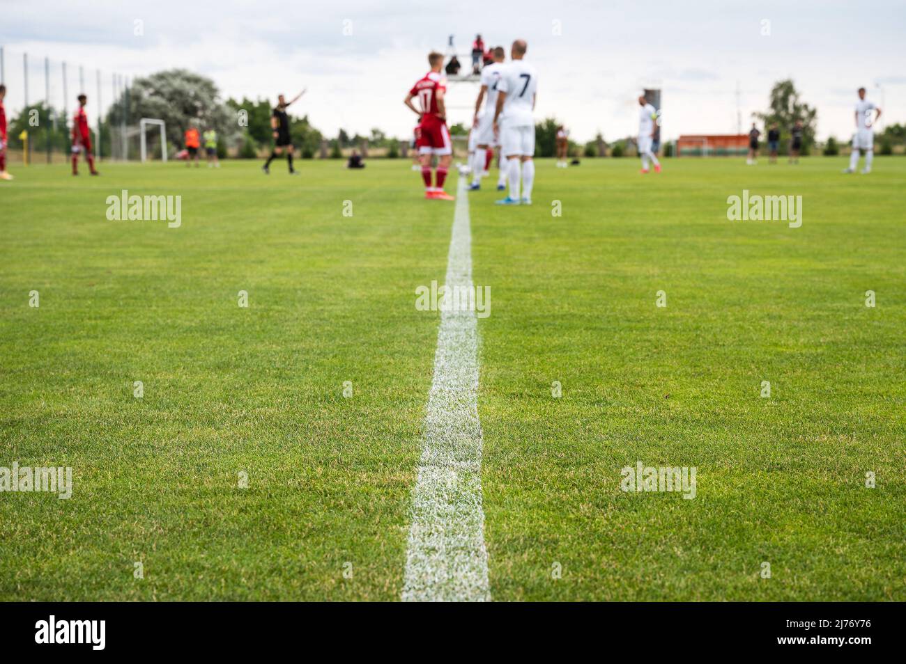 Fußball-Mittellinie, Fußballer während des Spiels im Hintergrund Stockfoto