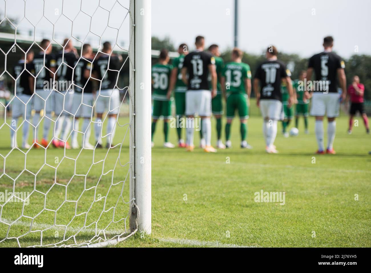 Details zum Beitrag des Tores mit den Netto- und Fußballspielern während des Freistocks im Hintergrund. Stockfoto