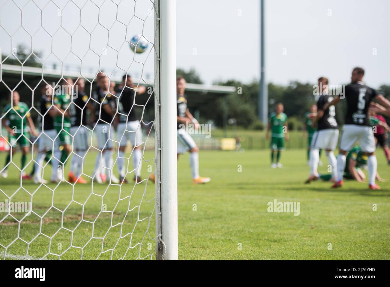 Details zum Beitrag des Tores mit den Netto- und Fußballspielern während des Freistocks im Hintergrund. Stockfoto