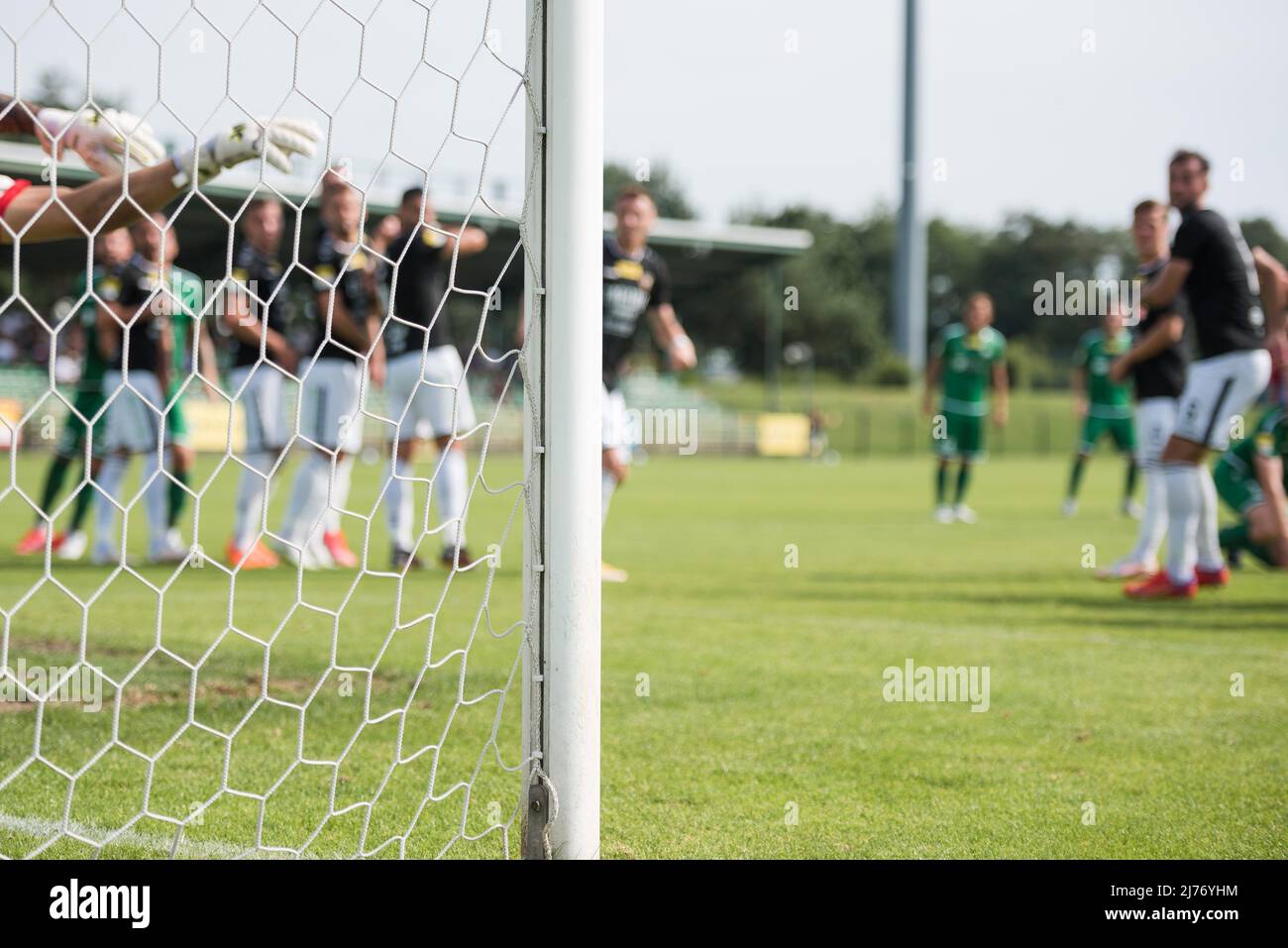 Details zum Beitrag des Tores mit den Netto- und Fußballspielern während des Freistocks im Hintergrund. Stockfoto
