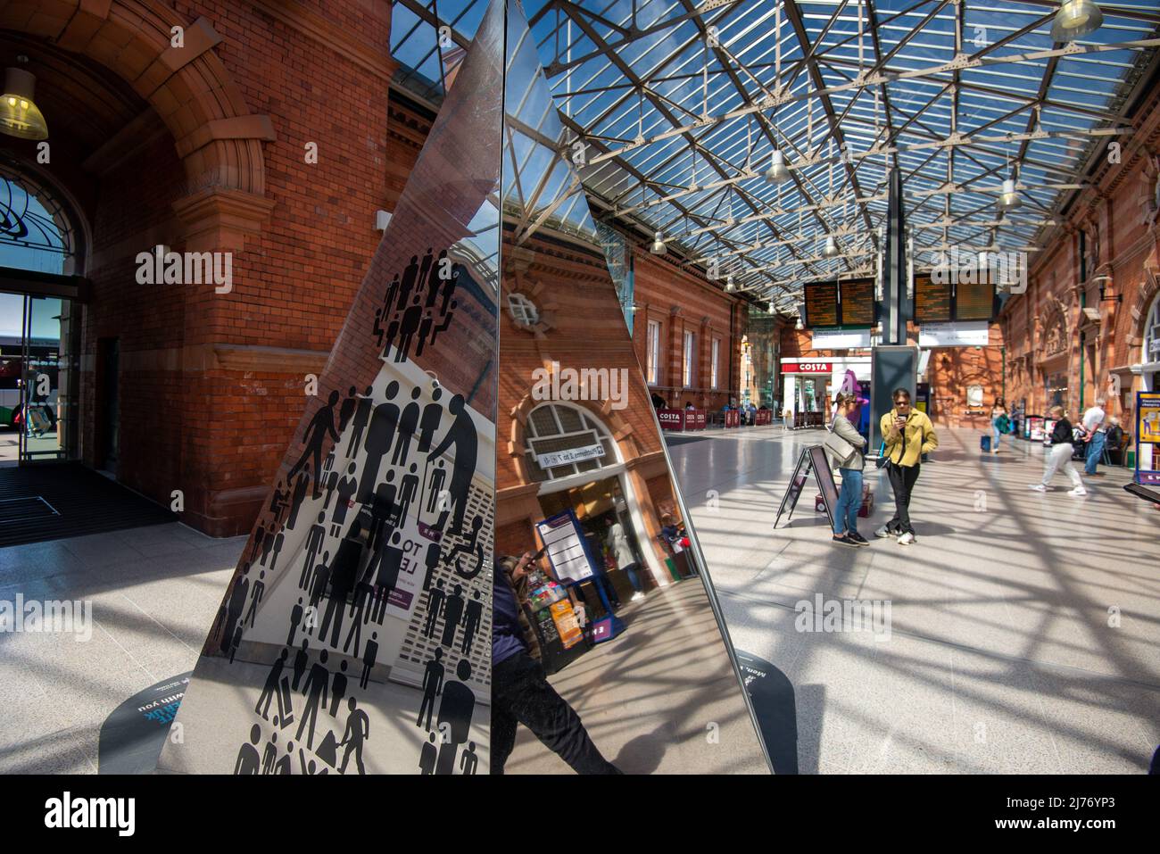 Nottingham Bahnhof, kurz als Nottingham City und für etwas länger als Nottingham Midland bekannt, Bahnhof und Straßenbahnhaltestelle in Nottingham Stockfoto