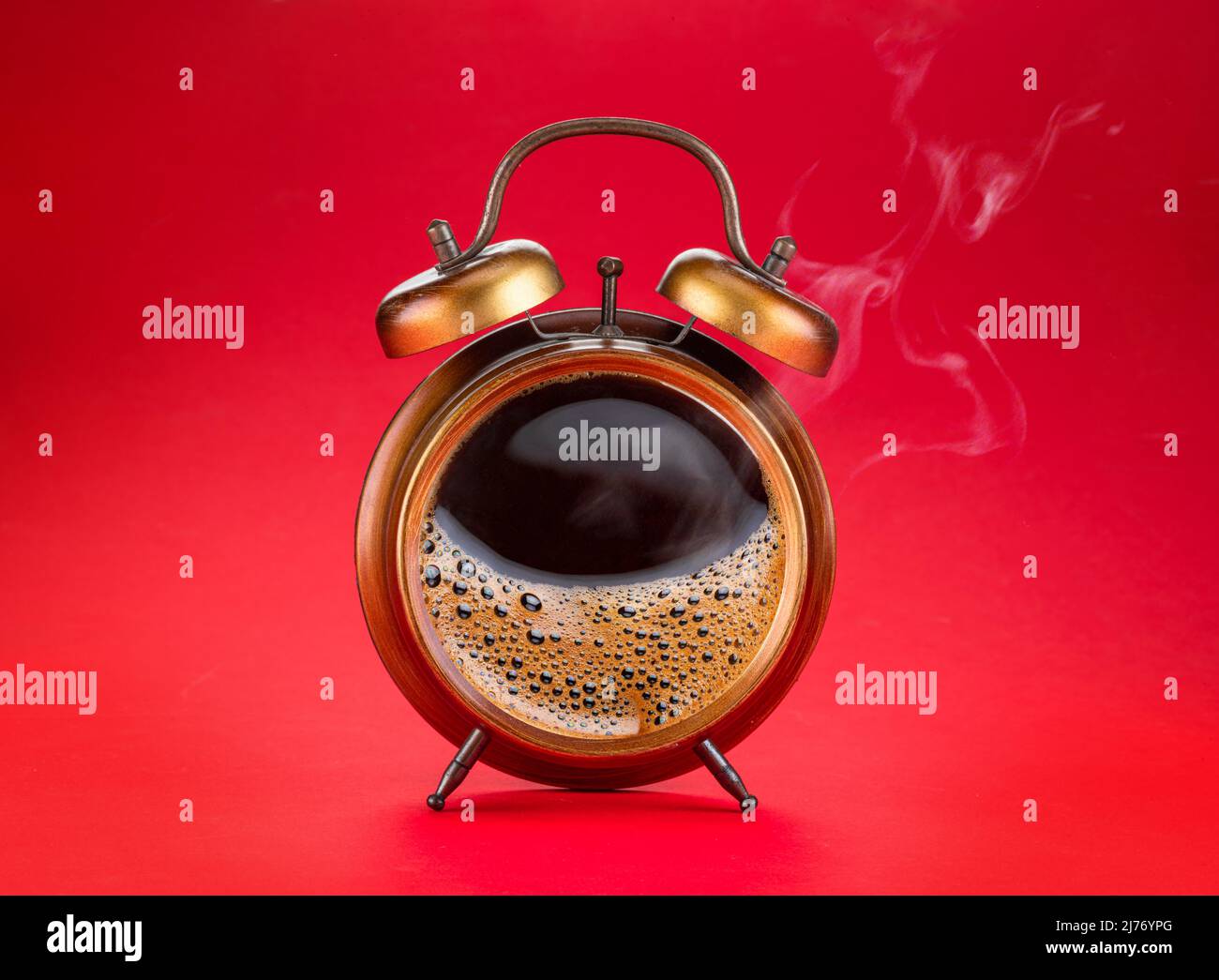 Collage aus dampfenden Kaffeegetränken. Heißer Kaffee in der A'larm-Uhr als Symbol für die Kaffeezeit. Stockfoto