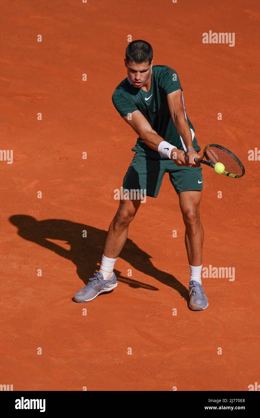 Der Spanier Carlos Alcaraz spielt bei seinem Viertelfinalspiel der ATP Tour Madrid Open 2022 gegen Rafael Nadal.Carlos Alcaraz schlägt Rafael Nadal (6-2,1-6,3-6) (Foto: Atilano Garcia / SOPA Images/Sipa USA) Stockfoto