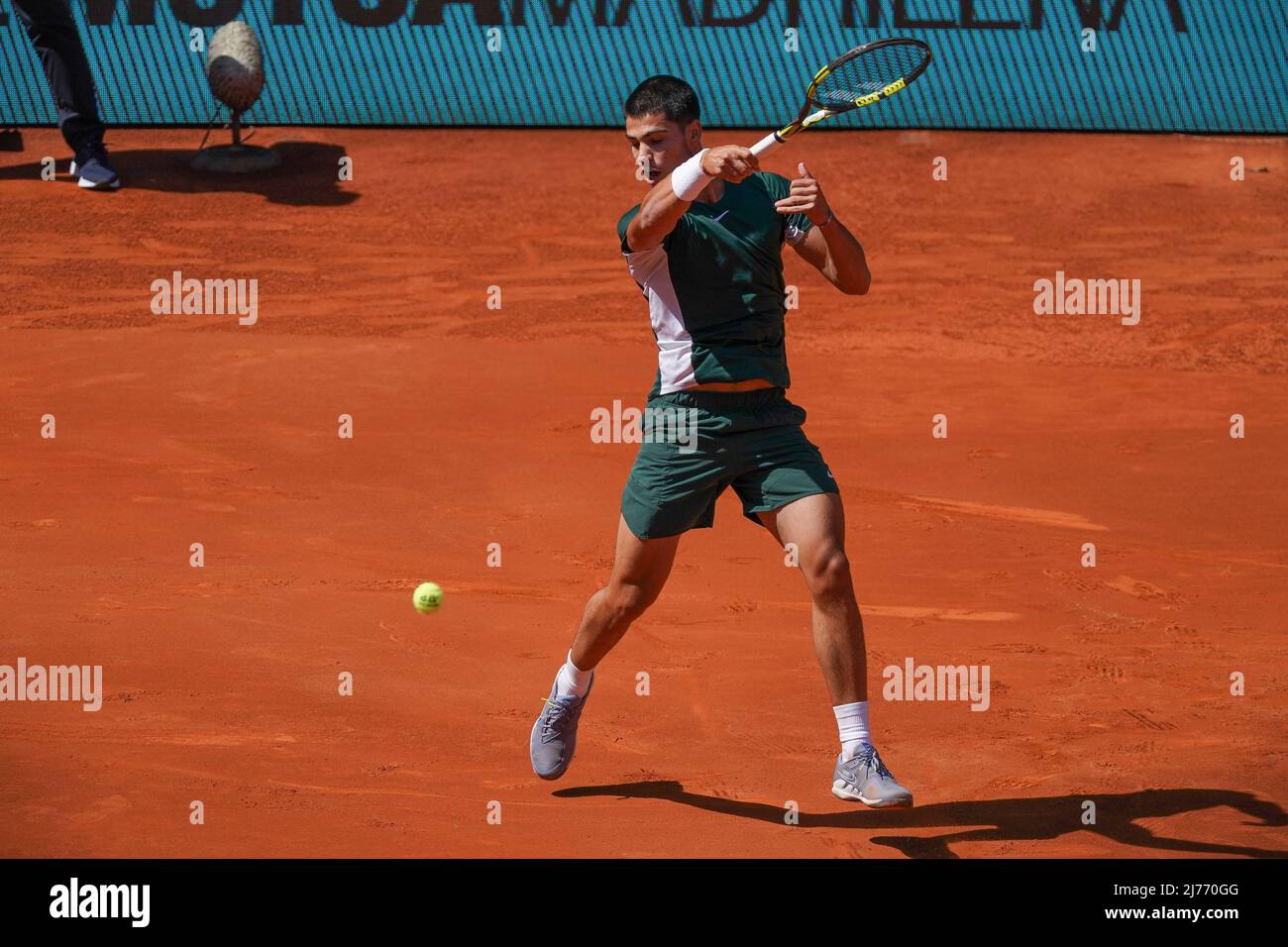 Der Spanier Carlos Alcaraz spielt bei seinem Viertelfinalspiel der ATP Tour Madrid Open 2022 gegen Rafael Nadal.Carlos Alcaraz schlägt Rafael Nadal (6-2,1-6,3-6) (Foto: Atilano Garcia / SOPA Images/Sipa USA) Stockfoto