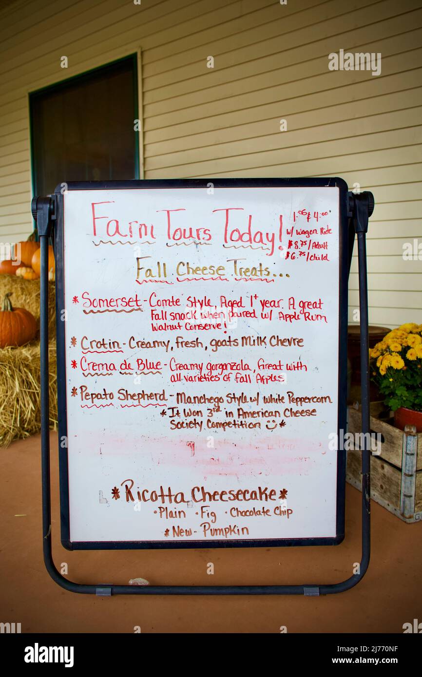 Melden Sie sich mit Tagesspezialitäten bei Valley Shepherd Creamery an, einem einzigartigen Farmerlebnis in New Jersey, USA. Stockfoto