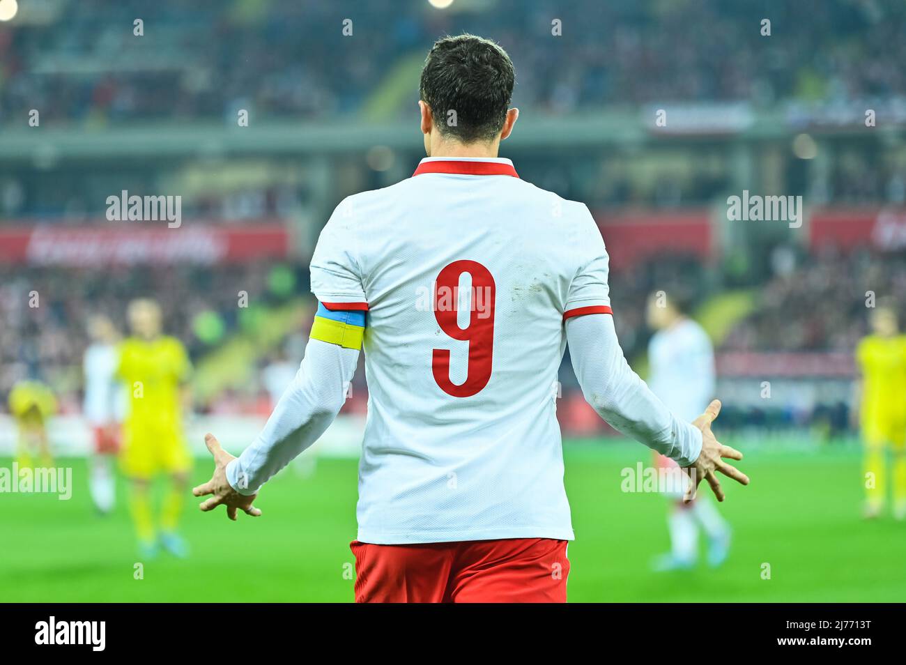 Fußballspieler während des Fußballs. Er hat die blaue gelbe ane-Armbinde des Kapitäns als Symbol der Ukraine. Stockfoto