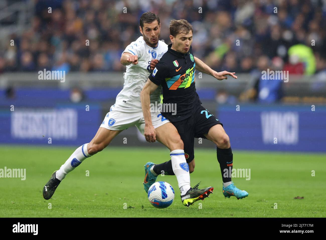 Mailand, Italien, 6.. Mai 2022. Filippo Bandinelli vom FC Empoli fordert Nicolo Barella vom FC Internazionale während des Spiels der Serie A bei Giuseppe Meazza, Mailand, heraus. Bildnachweis sollte lauten: Jonathan Moscrop / Sportimage Kredit: Sportimage/Alamy Live News Stockfoto