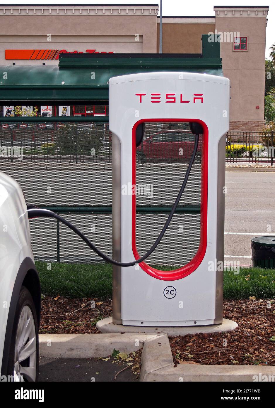 Tesla-Ladestation für Elektroautos in Union City, Kalifornien Stockfoto
