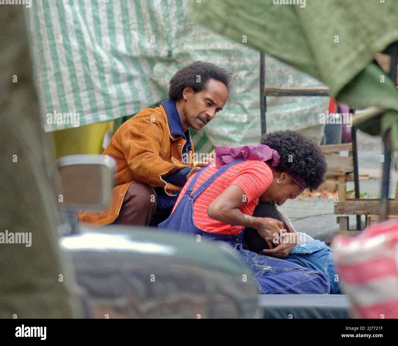 Glasgow, Schottland, Großbritannien 6.. Mai 2022. Parnie Street berühmt als Hauptkulisse im neuen batgirl-Film ging von gotham bis 1970s london für den Film Borderland ein ira-Thriller von der Magie des Films. AML Ameen und Sophia Brown in einer Szene, in der sie in einem Geschäft sind, malt sie und er wird von einem Scharfschützen geschossen, nachdem er das Gelände verlassen hat, in dem sie den Kopf hält, und sie rufen um Hilfe, da sein Körper sich mitten auf der Straße befindet. Credit Gerard Ferry/Alamy Live News Stockfoto