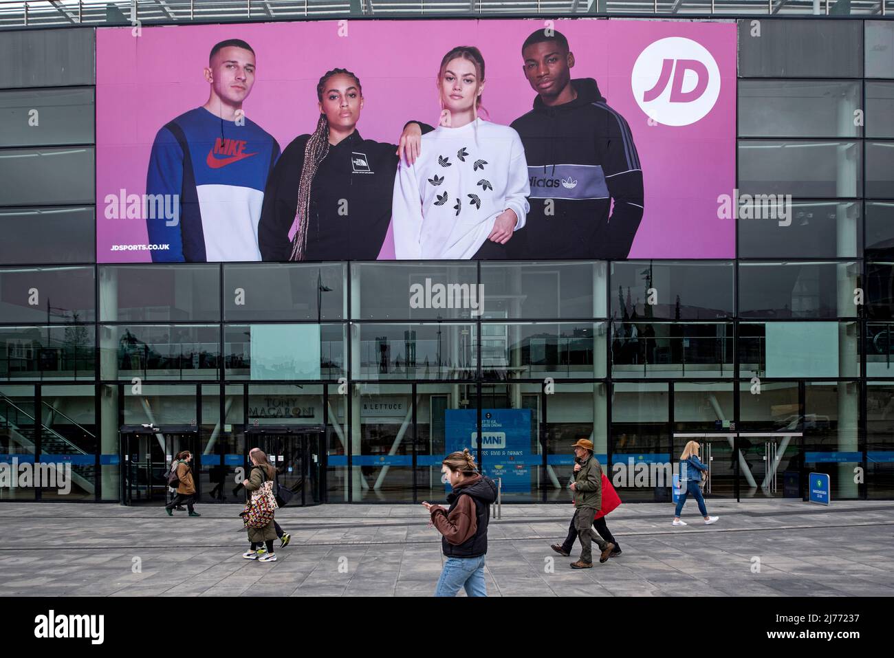 Einkäufer, die an einer JD Sports-Anzeige im Omni Centre in Edinburgh, Schottland, Großbritannien, vorbei gehen. Stockfoto