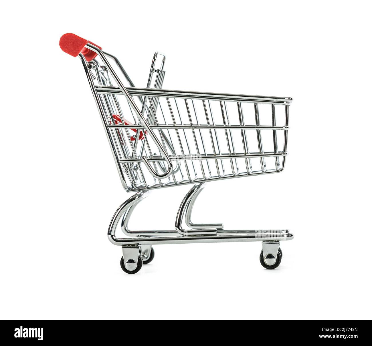 Mini-Chrom-Einkaufswagen-Trolley-Korb isoliert auf einem weißen Hintergrund, fotografiert Seite an. Stockfoto