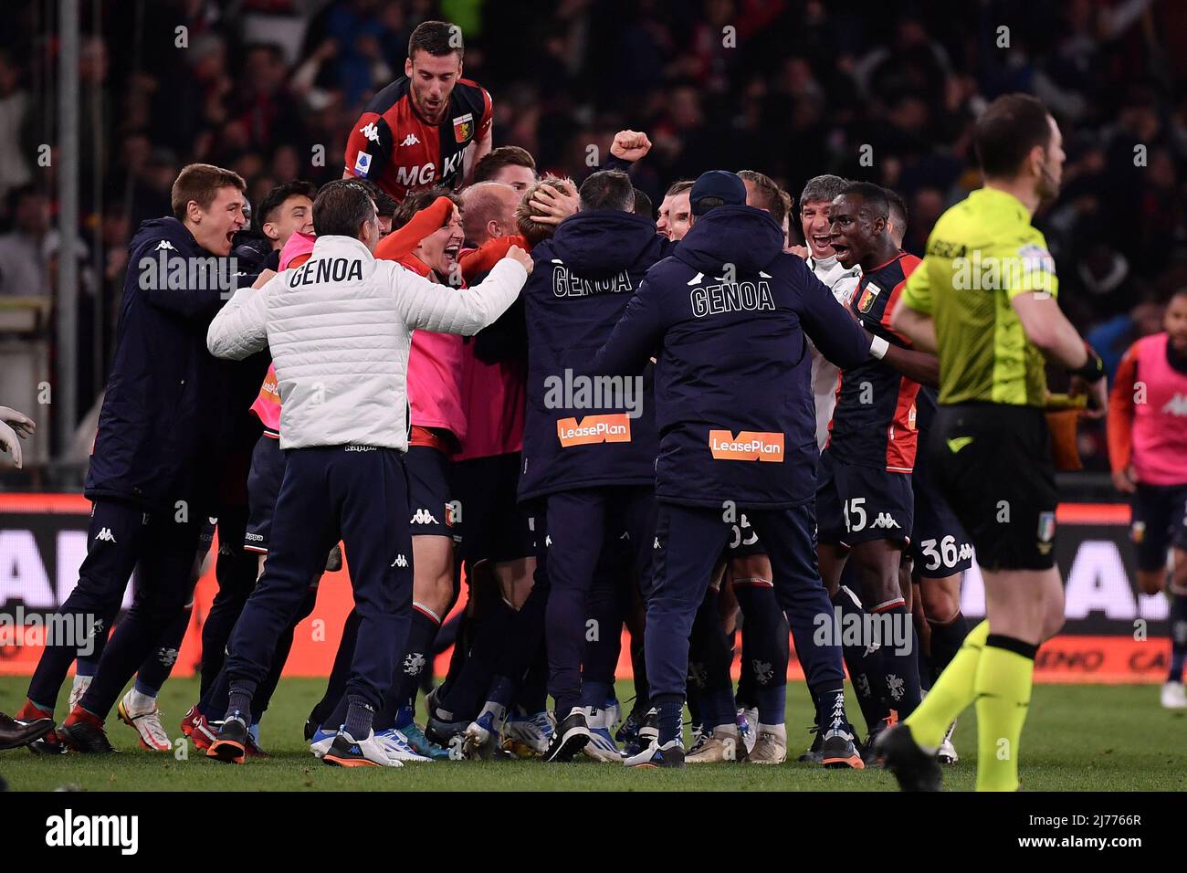 Die Spieler aus Genua feiern den Sieg am Ende des Fußballspiels der Serie A zwischen dem FC Genua und dem FC Juventus im stadio Marassi in Genua (Italien), 6.. Mai 2022. Foto Federico Tardito / Insidefoto Stockfoto