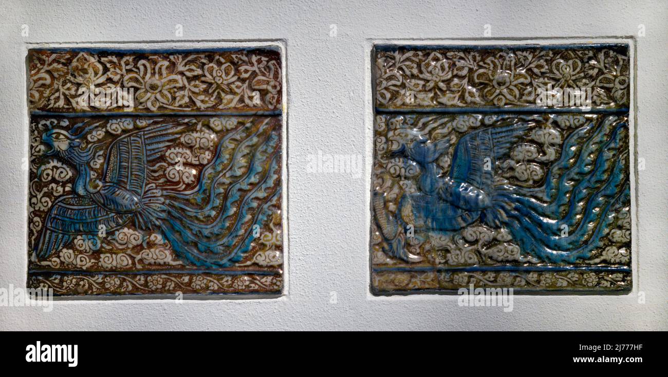 Paar Fliesen mit phoenix. Anfang des 14.. Jahrhunderts. Aus Kashan (Iran). Ilkhanid-Zeit (125-1353). Stonepaste, geformt und bemalt unter und über der Glasur in Glanz. Calouste Gulbenkian Museum. Lissabon, Portugal. Stockfoto