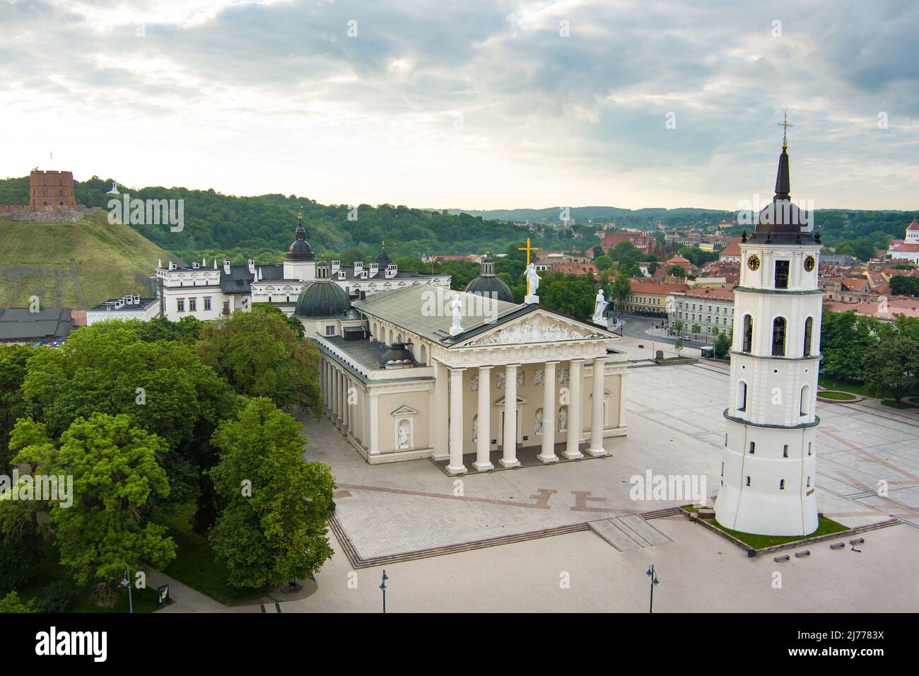 Luftaufnahme des Domplatzes, Hauptplatz der Altstadt von Vilnius, ein wichtiger Ort im öffentlichen Leben der Stadt, befindet sich an der Kreuzung der m Stockfoto