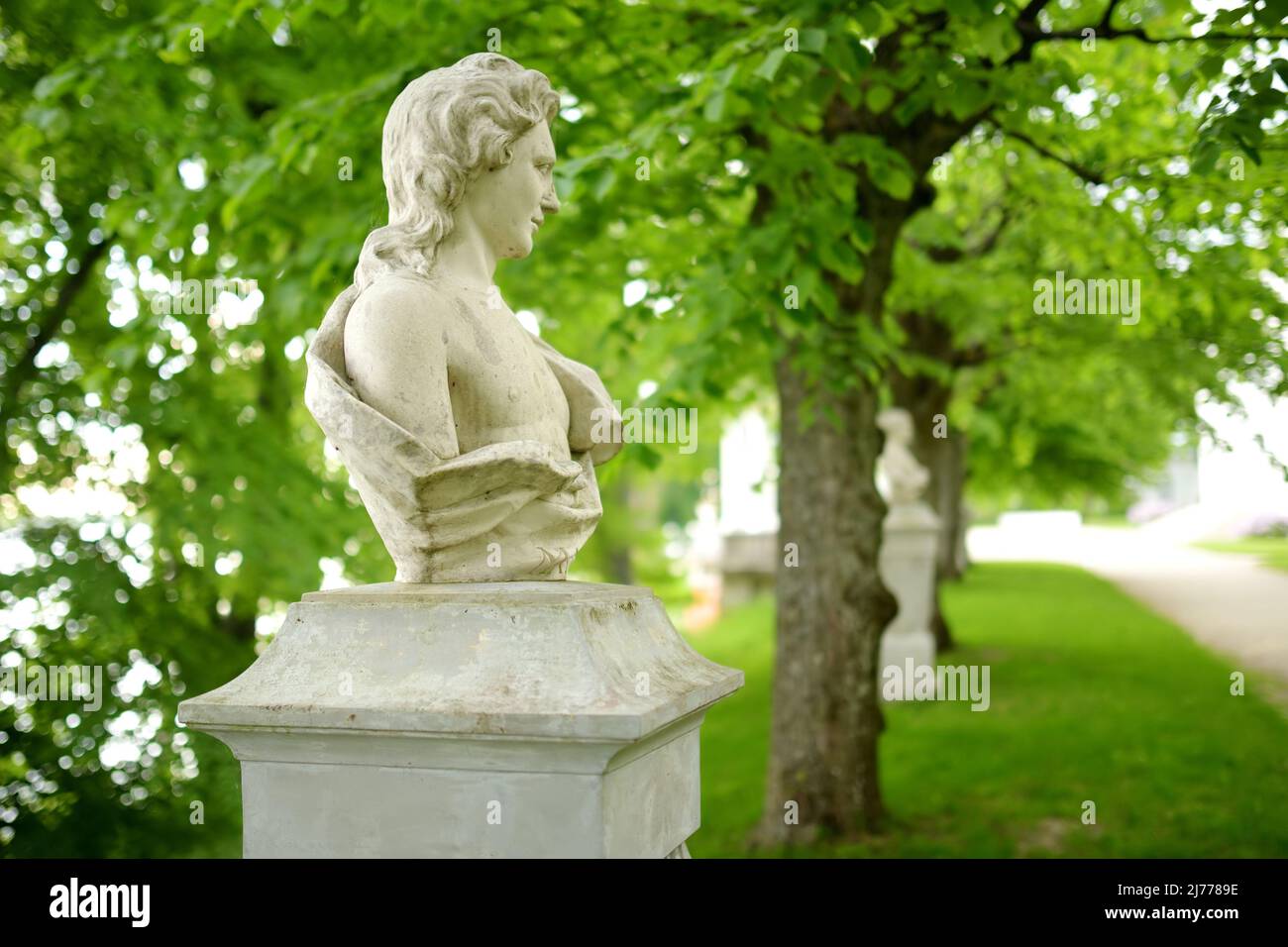 Details des schönen Parks, der das Herrenhaus Uzutrakis umgibt, das Wohnhaus der Familie Tyszkiewicz in Uzutrakis, am Ufer des Sees Galve, gegenüber Stockfoto