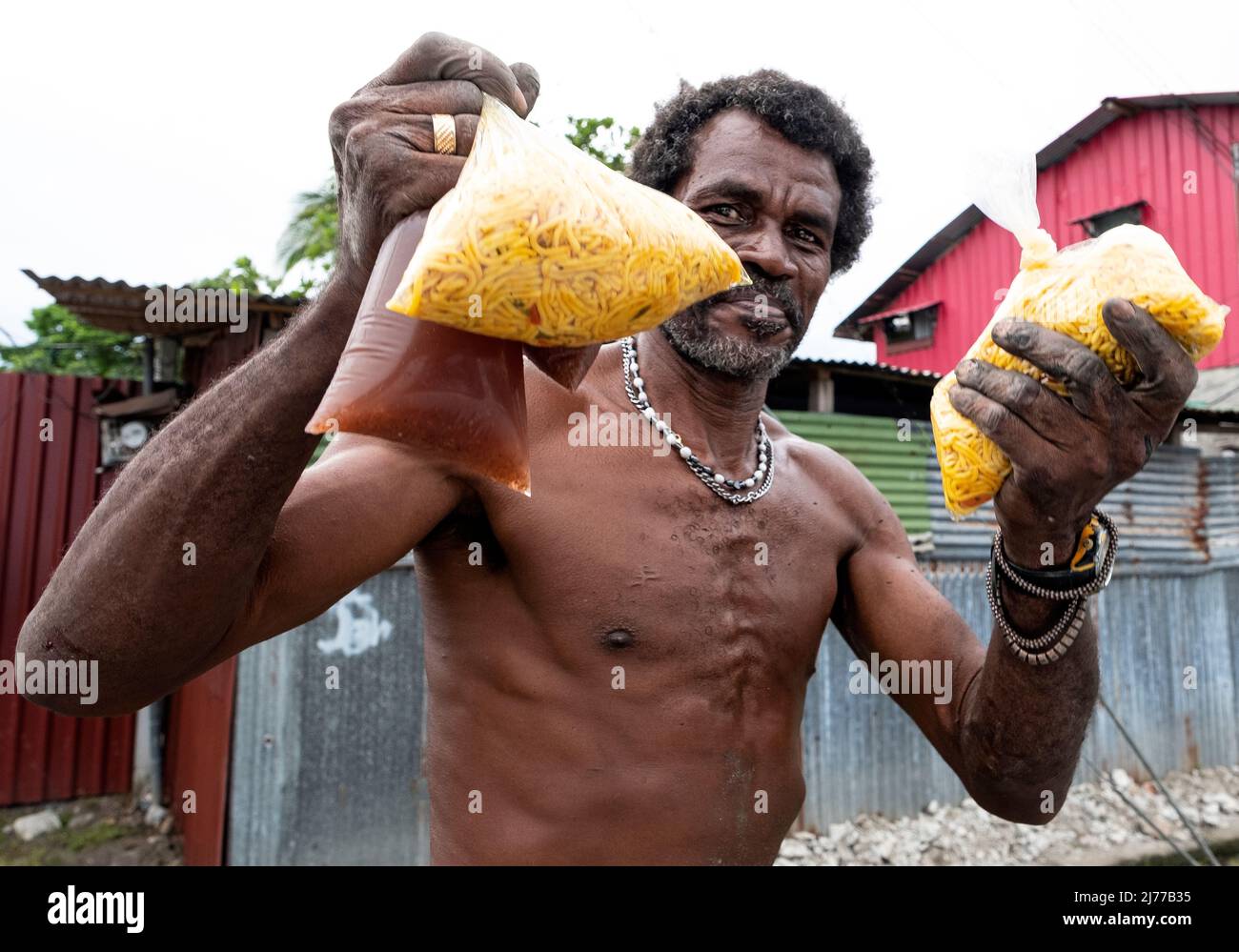 Mann, der Essen von Mutter Teresas Schwestern in Limon, Costa rica, annimmt Stockfoto