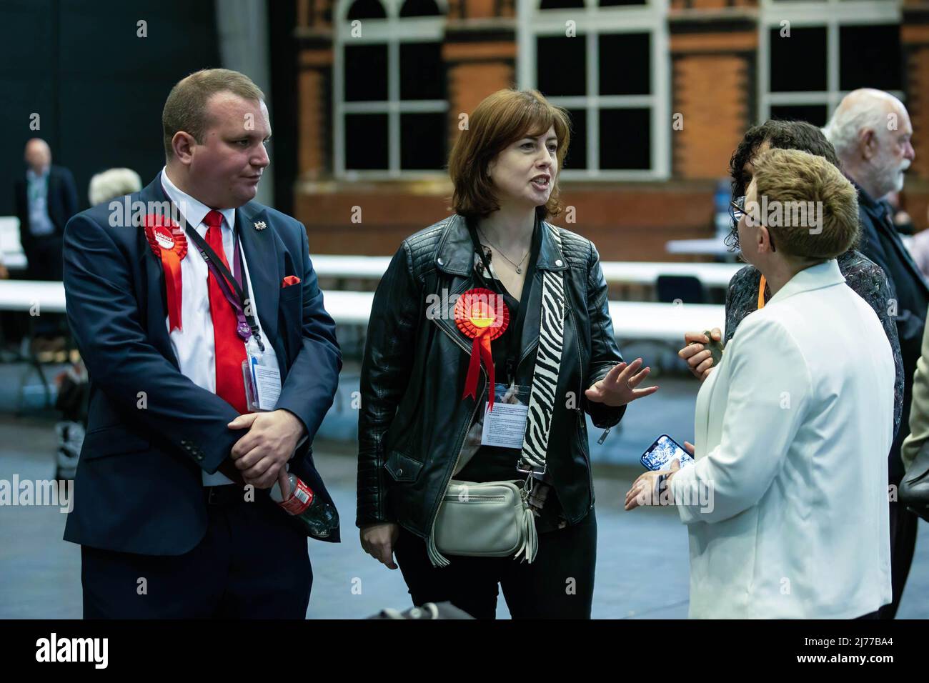 Lucy Powell sprach während der Kommunalwahlen mit ihren Kollegen. Allgemeine Ansicht der Wahlzählungen in Manchester. Manchester ist einer der letzten Bereiche, der seine Wahl für die Kommunalwahlen 2022 auszählt. Stockfoto