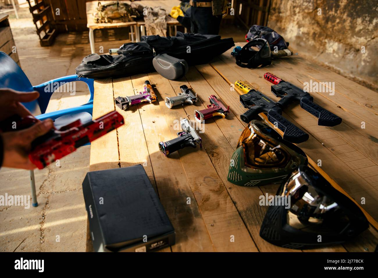 Nahaufnahme einiger Airsoft-Waffen, die für den Einsatz im Kampf bereit sind Stockfoto