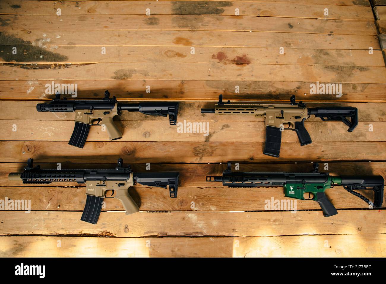 Nahaufnahme einiger Airsoft-Waffen, die für den Einsatz im Kampf bereit sind Stockfoto