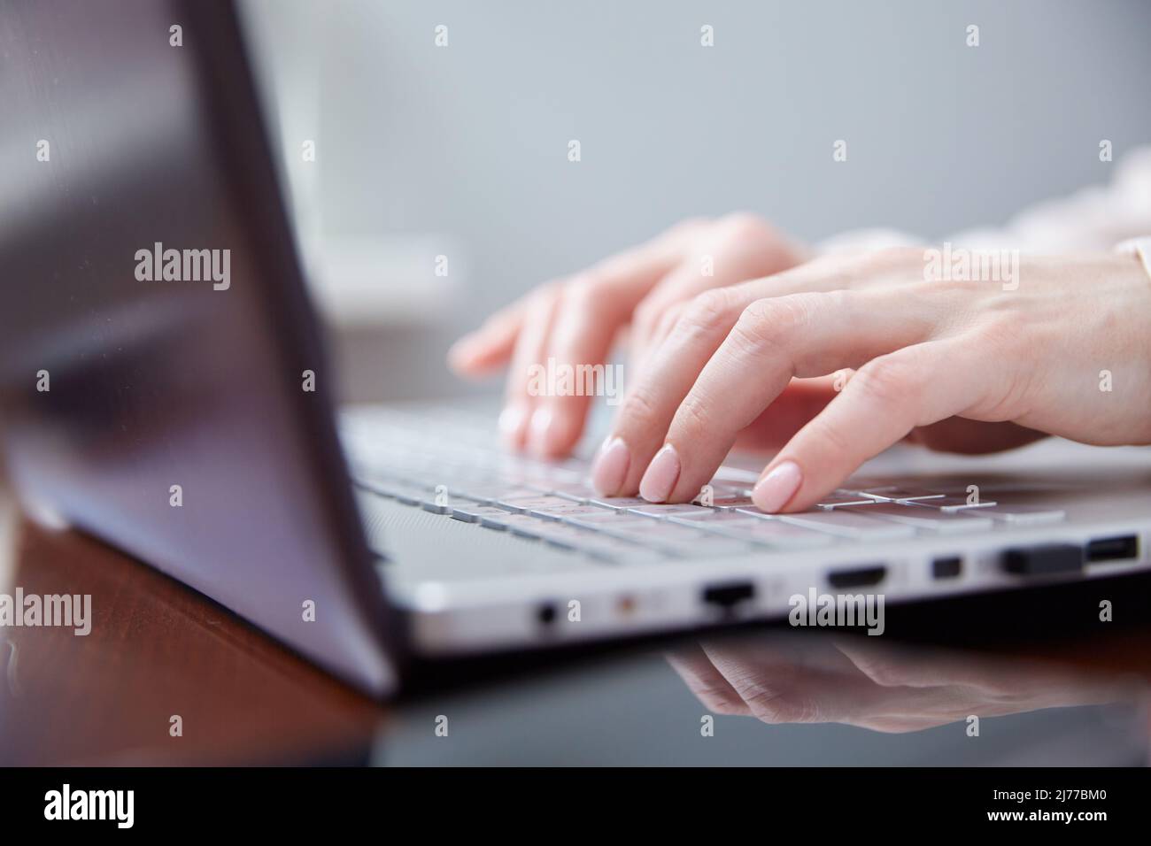 Seitenansicht der Hände einer schönen jungen Frau. Stockfoto