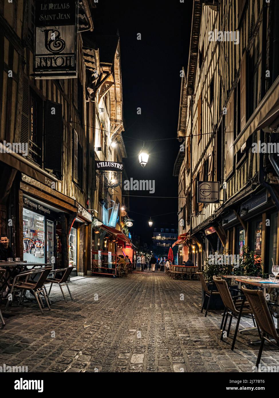 Nachtansicht der alten französischen Stadt Troyes. Gemütliches, altes Halbtimb Stockfoto