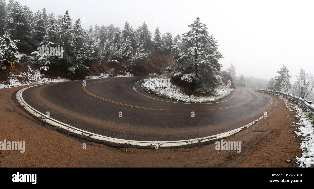 Panoramablick auf eine Haarnadelkurve in den Rocky Mountains Stockfoto