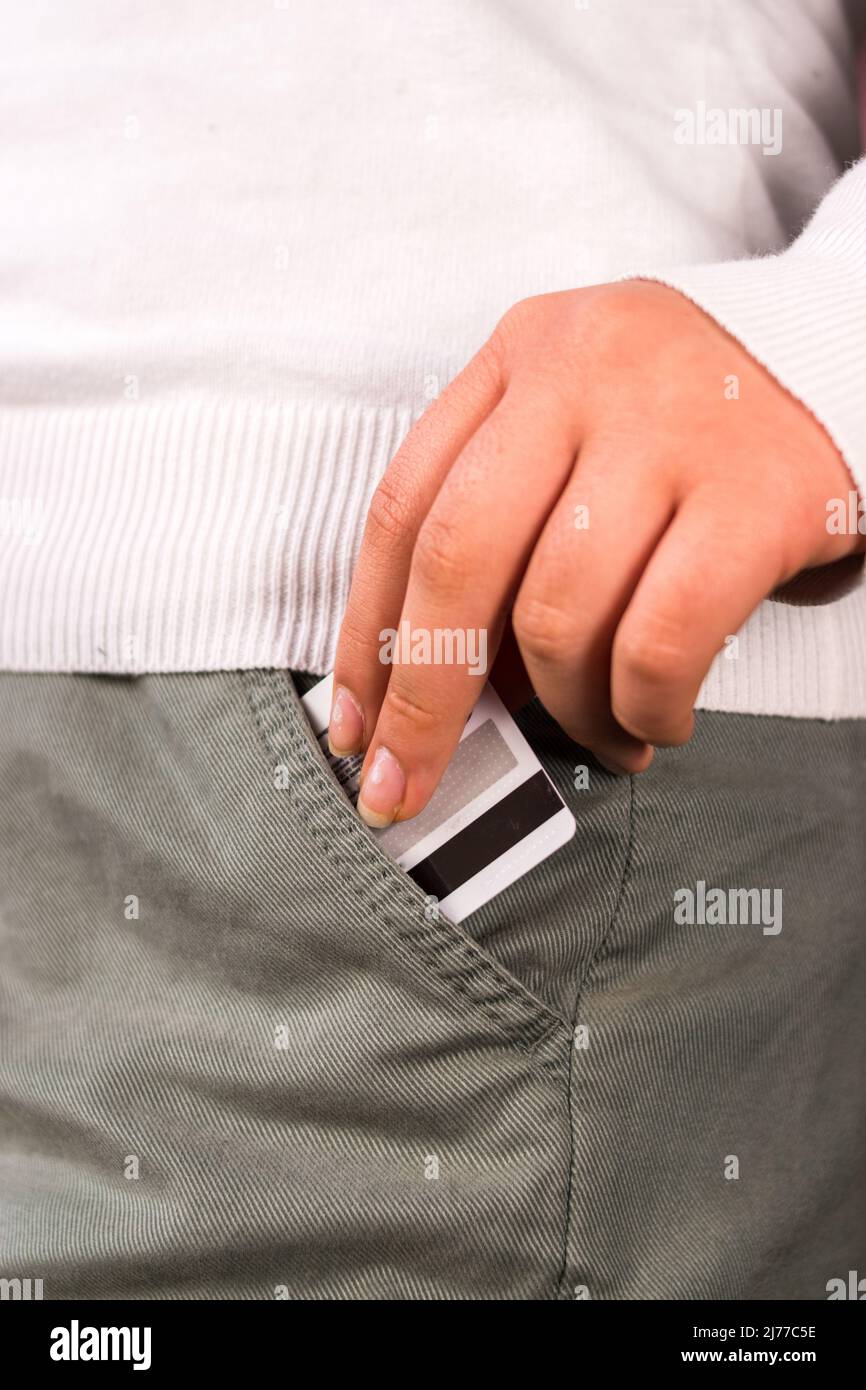 Frau, die eine Kreditkarte in ihrer Hosentasche lässt Stockfoto