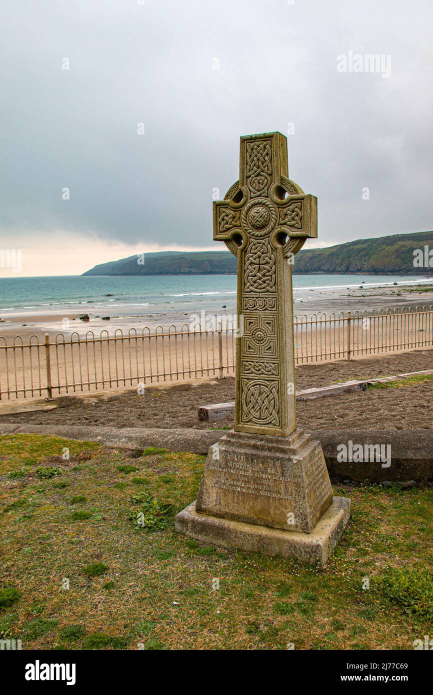 Historisches keltisches Kreuz im Kirchhof der St. Hywyn's Church, Aberdaron, am Strand, bei Pwllheli, Gwynedd, Nordwales Stockfoto