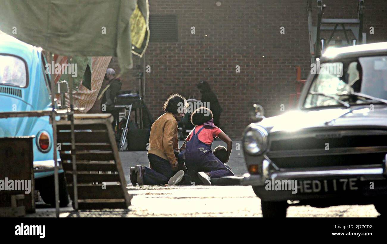 Glasgow, Schottland, Großbritannien 6.. Mai 2022. Parnie Street berühmt als Hauptkulisse im neuen batgirl-Film ging von gotham bis 1970s london für den Film Borderland ein ira-Thriller von der Magie des Films. AML Ameen und Sophia Brown in einer Szene, in der sie in einem Geschäft sind, malt sie und er wird von einem Scharfschützen geschossen, nachdem er das Gelände verlassen hat, in dem sie den Kopf hält, und sie rufen um Hilfe, da sein Körper sich mitten auf der Straße befindet. Credit Gerard Ferry/Alamy Live News Stockfoto