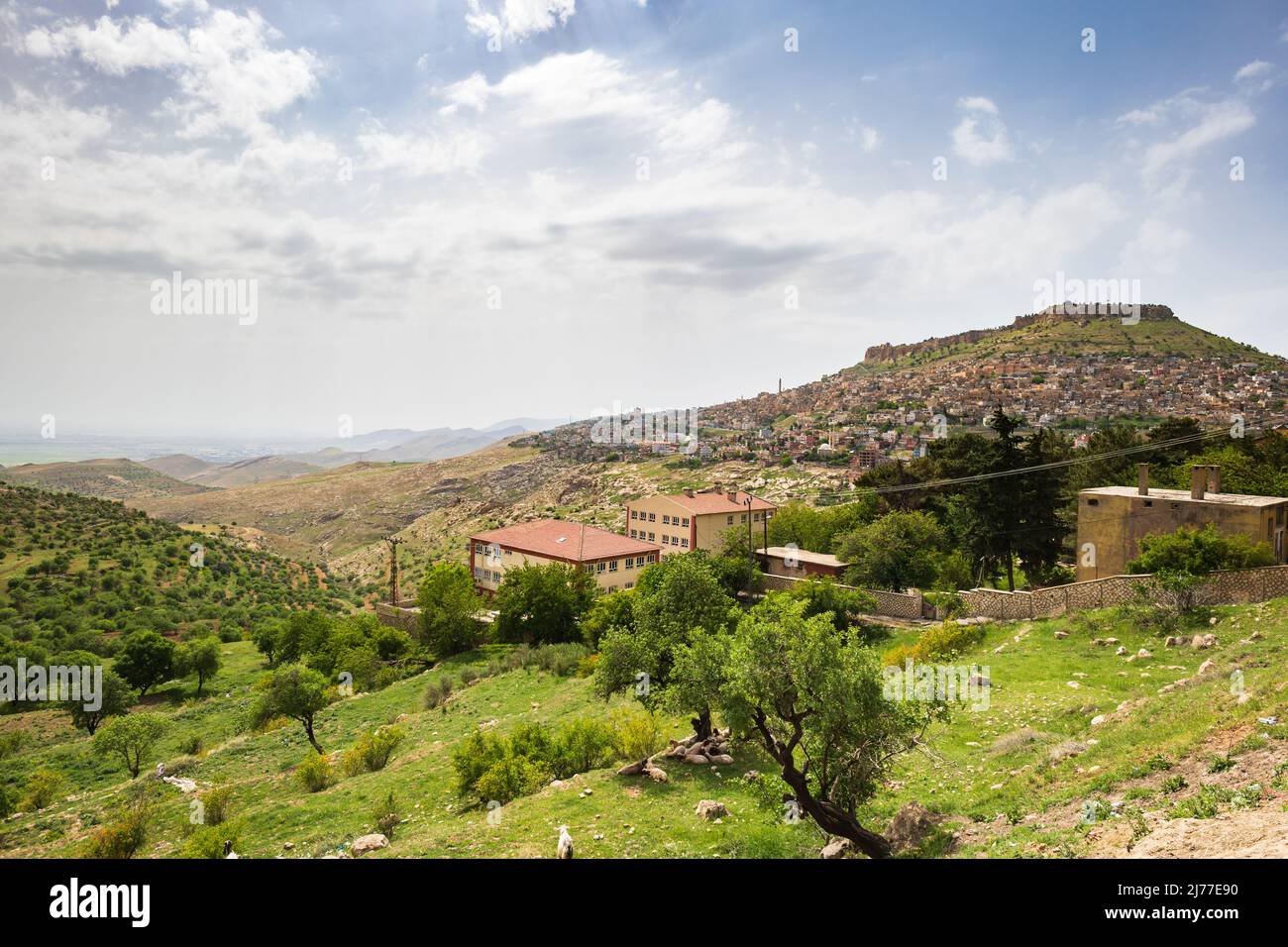 Mardin Altstadt Architektur und Blick mit Mardin Schloss an der Spitze. Das historische alte Postgebäude in der antiken Stadt Mardin, Türkei Stockfoto