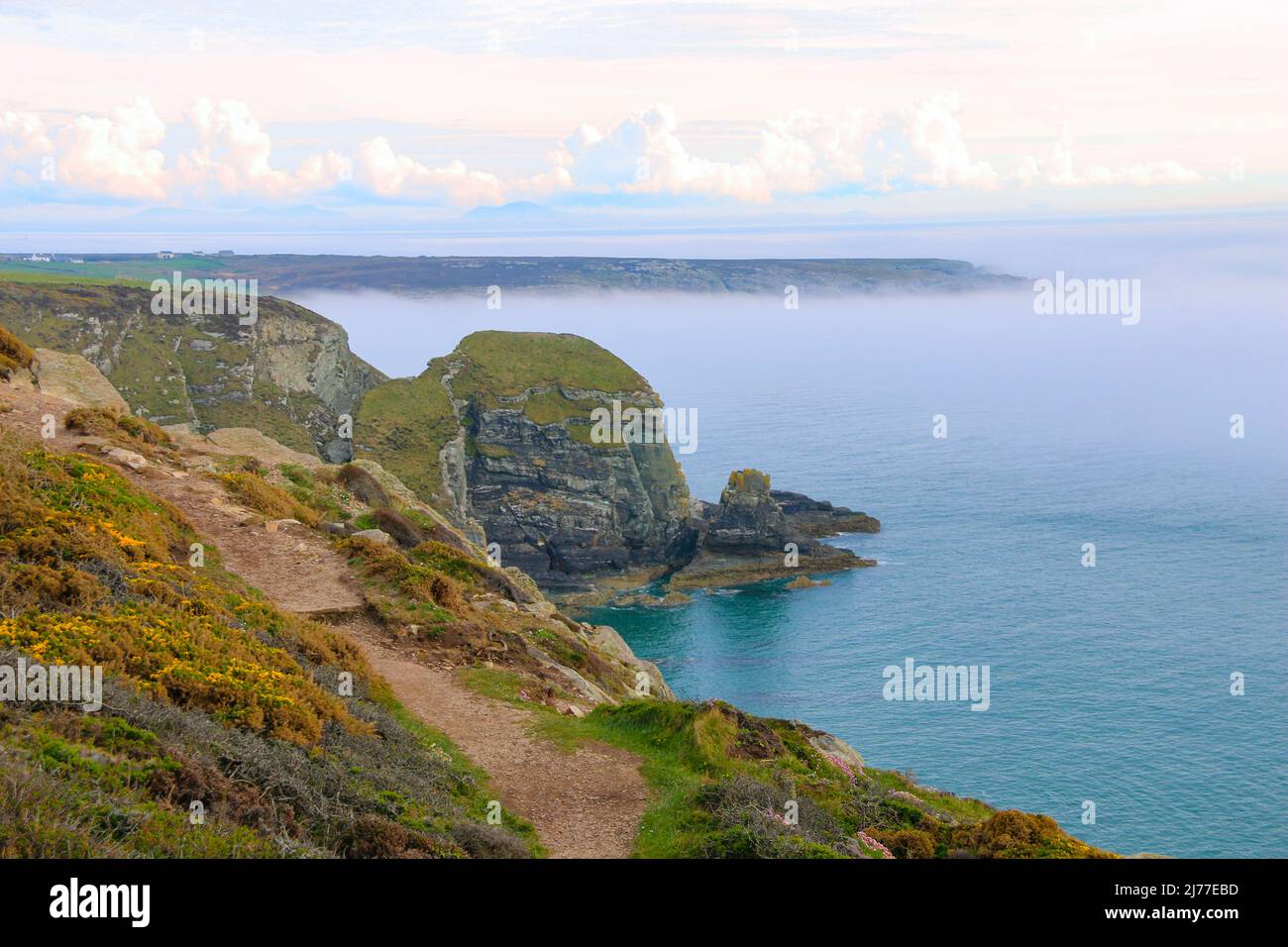 Atemberaubende Küstenlandschaft mit niedrigem Meeresnebel/Wolken, nahe dem South Stack Lighthouse, Goleudy Ynys Lawd, Holy Island, Anglessey, Nordwales Stockfoto