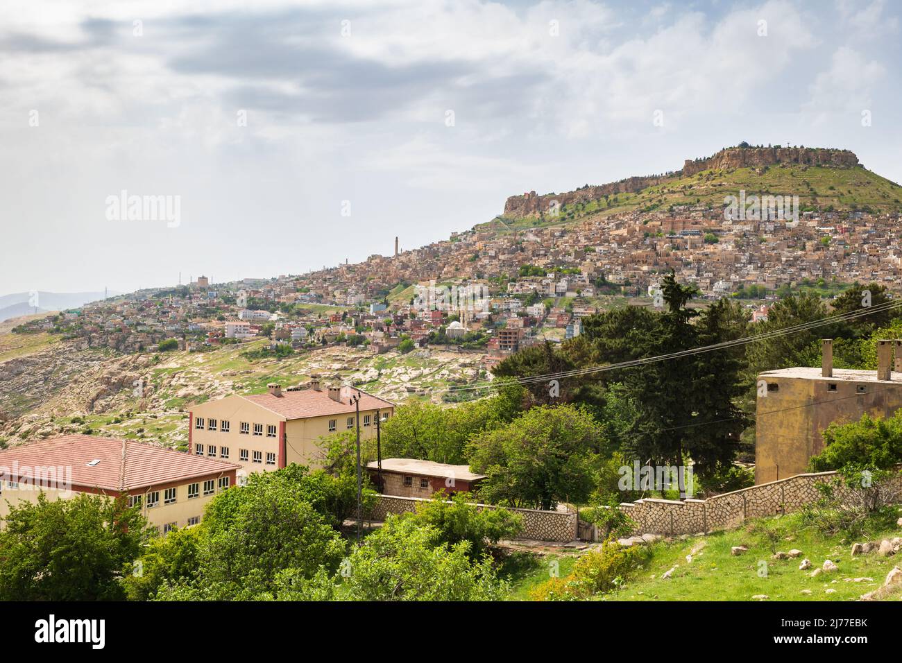 Mardin Altstadt Architektur und Blick mit Mardin Schloss an der Spitze. Das historische alte Postgebäude in der antiken Stadt Mardin, Türkei Stockfoto