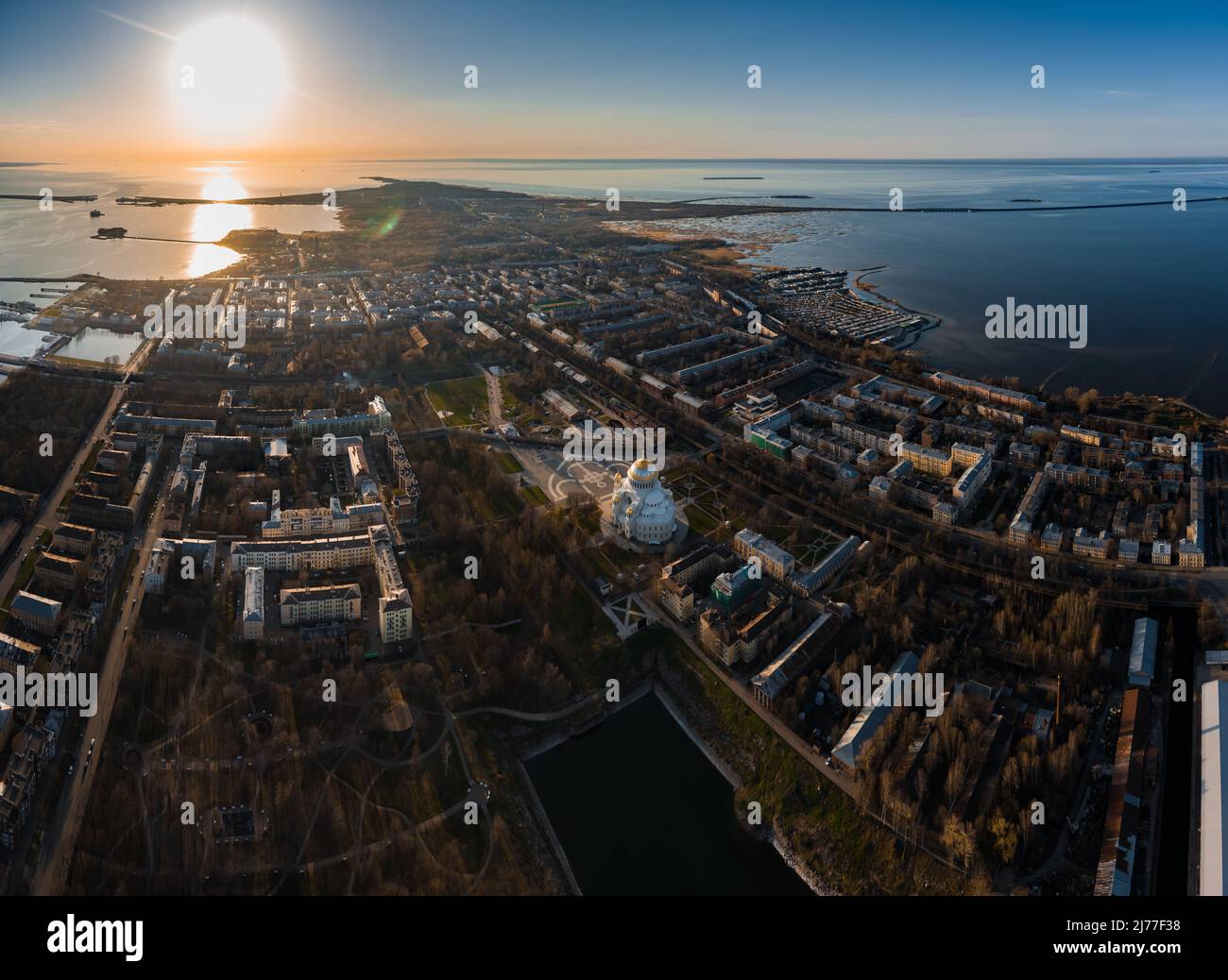 Luftaufnahme der Meereshauptstadt Russlands Kronstadt bei Sonnenuntergang, die goldene Kuppel der riesigen Hauptkathedrale von St. Nikolaus, der Seehafen mit Stockfoto