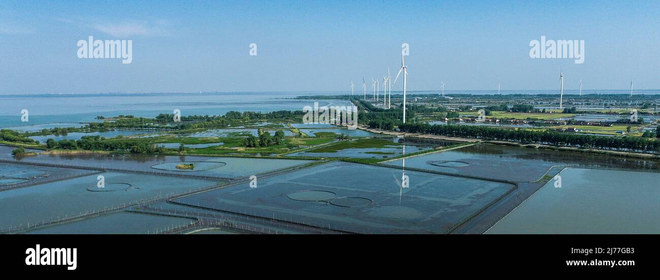 HUAI'AN, CHINA - 6. MAI 2022 - Windkraft am Werk ist in Huai 'an, der ostchinesischen Provinz Jiangsu, am 6. Mai 2022 zu sehen. Stockfoto