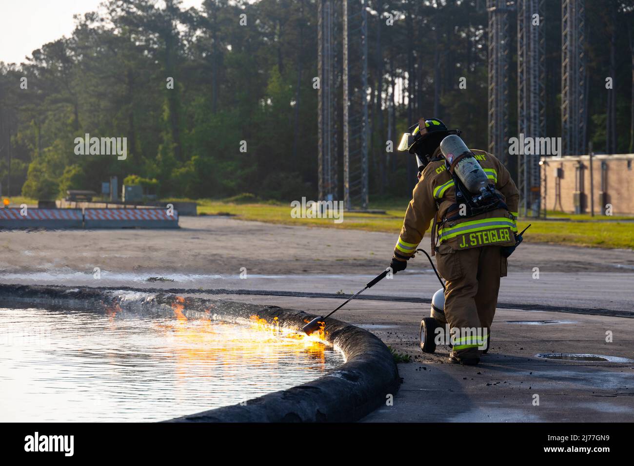 U.S. Marine Corps CPL. Joseph Steigler mit Aircraft, Rescue and Firefighting (ARFF), Headquarters & Headquarters Squadron, startet im Rahmen einer gemeinsamen Übung mit Costal Carolina Regional ARFF on Marine Corps Air Station (MCAS) Cherry Point, North Carolina, 4. Mai 2022 ein Feuer. Die Mitarbeiter von MCAS Cherry Point Marines und Coastal Carolina Regional Airport führten diese gemeinsame Übung durch, um die Effizienz ihrer Feuerwehrleute zu steigern, den Zusammenhalt zwischen den Behörden zu stärken und Wissen und Erfahrung auszutauschen. (USA Marine Corps Foto von Lance CPL. Jade Farrington) Stockfoto