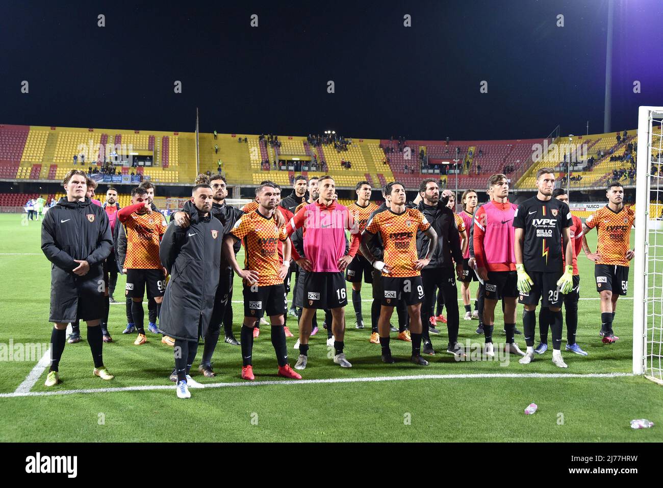 Stadio Ciro Vigorito, Benevento, Italien, 06. Mai 2022, Calciatori del benevento sotto la curva während des Spiels Benevento Calcio gegen SPAL - Italienischer Fußball der Serie B Stockfoto