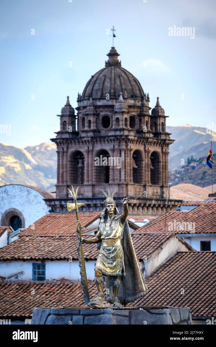 Statue von Pachacuti Inca, Plaza de Armas, Stadt Cusco, Iglesia de la Compania de Jesus, Provinz Urubamba, Heiliges Tal, Peru Stockfoto