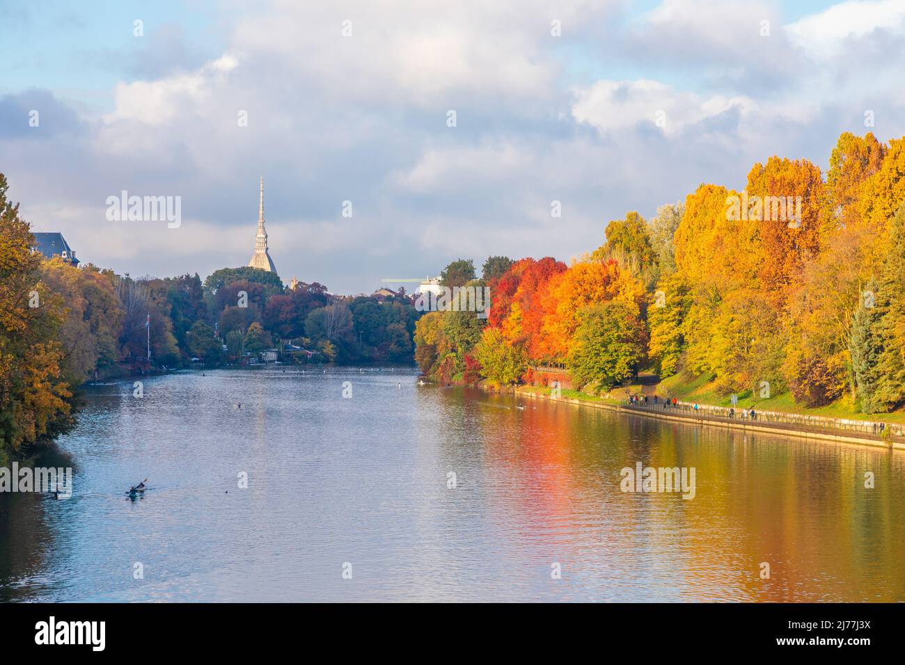 Turin, Region Piemont, Italien - ca. November 2021: Herbstlandschaft mit Po-Fluss und blauem Himmel. Stockfoto